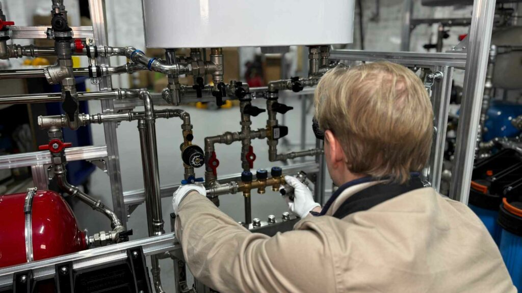 Sistema de embalaje automatizado en una fábrica moderna, mostrando procesos industriales eficientes y errores comunes en la implementación de embalaje automatizado.