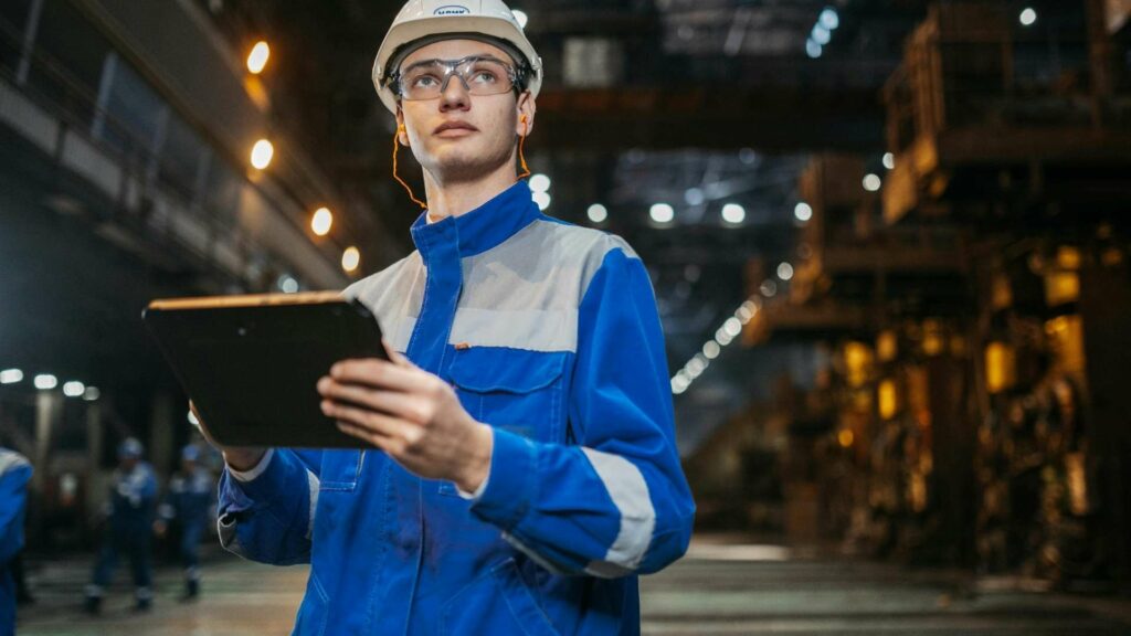 Ingeniero supervisando una línea de embalaje automatizado en una fábrica moderna para detectar errores y mejorar la eficiencia del proceso.
